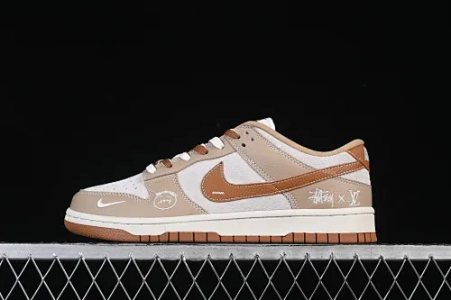 All categories Nk SB Dunk Series Nk SB Dunk Low High-end customized low-top sneakers Nike SB Dunk Low Three-party joint khaki brown High-end customized low-top casual sneakers SG6688-005